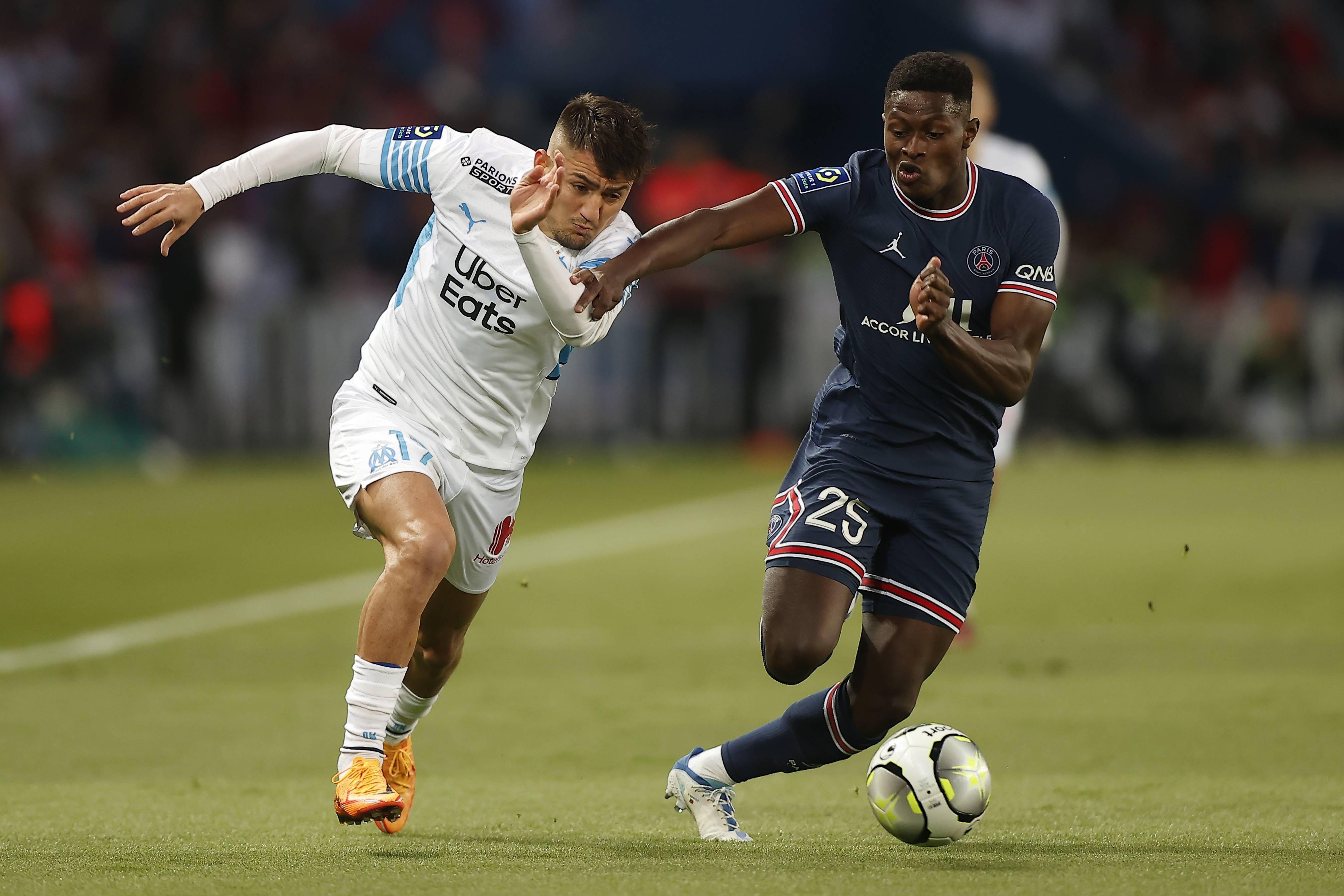 包含今晨欧冠传出新动向，巴黎圣日耳曼刷新队史纪录，管理层表态——管理层满意，资深球员宣示担当的词条